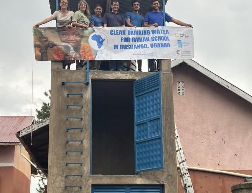 Sistema de filtrado de agua potable limpia construido por un ingeniero de la SMI para una escuela primaria de Rushango, Uganda, África Oriental
