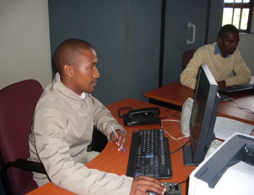 Estudio de la lección de la Escuela Sabática Cristiana realizado durante una visita a una prisión en Lesoto, Sudáfrica